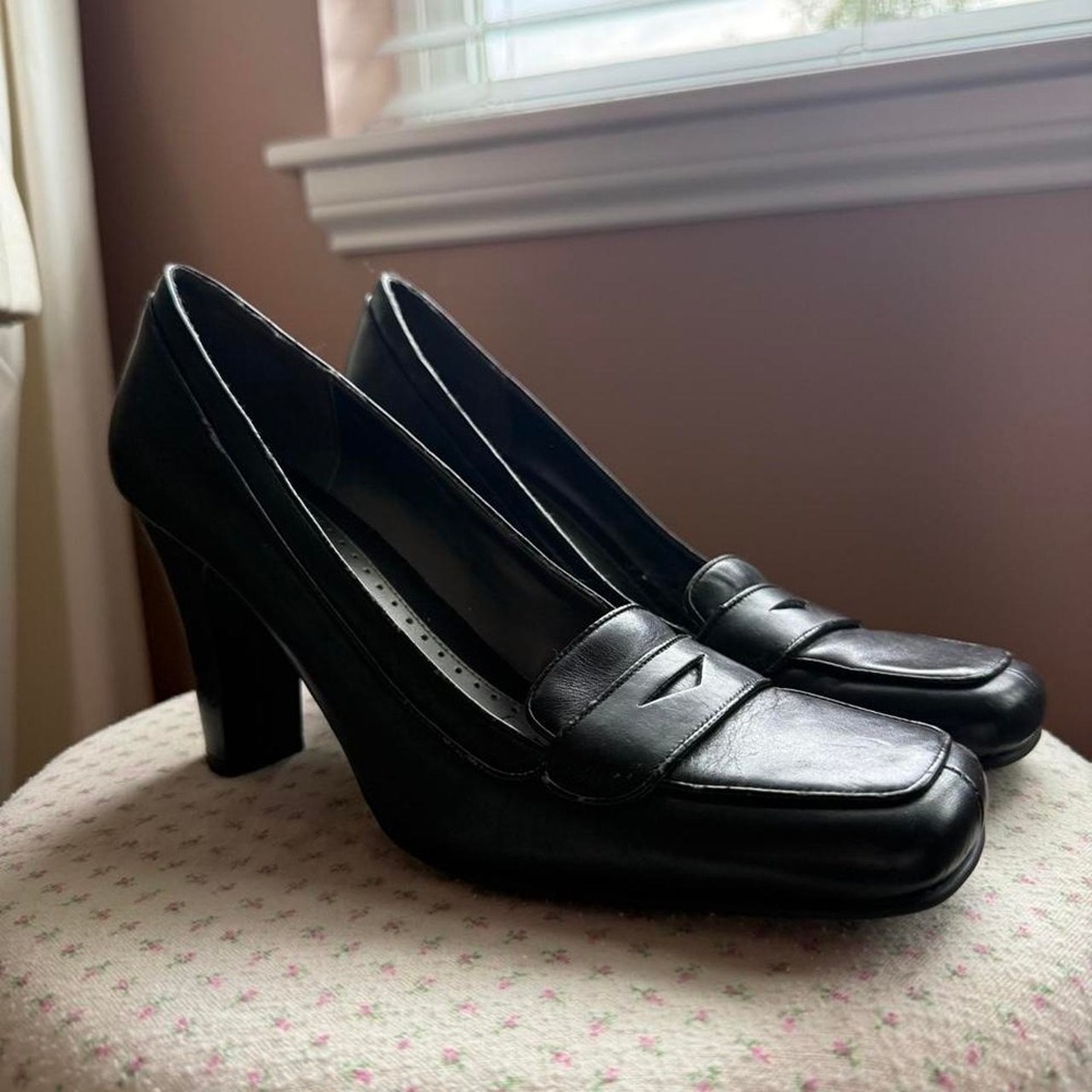 Vintage Naturalizer Black leather loafers with a tall heel